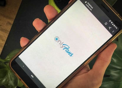 Una persona utiliza la aplicación de Onlyfans, en una imagen de archivo.