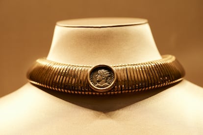Una de las piezas históricas de los archivos de Bulgari, una Tubogas con una moneda griega antigua, una de las marcas de identidad de la casa que se exhibe en el Domvs, un área dedicada a piezas de archivo histórico en la tienda romana.