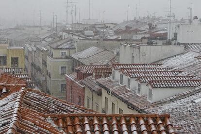 Un manto blanco empieza a cubrir los campos y las calles de la capital y de municipios del suroeste de la región. Desde el madrileño barrio de las Letras se ven todos los tejados cubiertos de nieve.