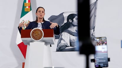  La presidenta de México, Claudia Sheinbaum, habla durante una rueda de prensa , en el Palacio Nacional de la Ciudad de México (México). 