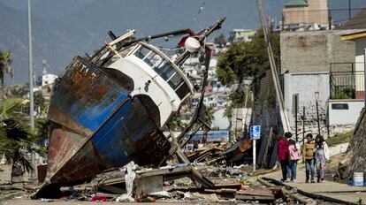 Un barco que el tsunami que produjo el terremoto de septiembre de 2015 llev&oacute; a la tierra en Coquimbo (Chile).