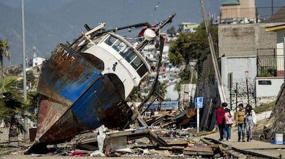 Un barco que el tsunami que produjo el terremoto de septiembre de 2015 llev&oacute; a la tierra en Coquimbo (Chile).