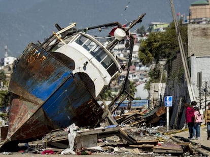 Un barco que el tsunami que produjo el terremoto de septiembre de 2015 llev&oacute; a la tierra en Coquimbo (Chile).