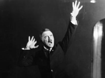 Adolf Hitler, en 1925, simulando un discurso. 