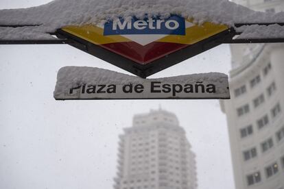 Detalle del cartel de acceso al metro de plaza de España. El Metro, con parte de sus líneas cerradas, es el único medio de transporte que funciona este sábado en la capital.