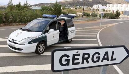 La Guardia Civil vigila la entrada del municipio almeriense de G&eacute;rgal.