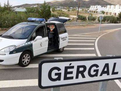 La Guardia Civil vigila la entrada del municipio almeriense de G&eacute;rgal.