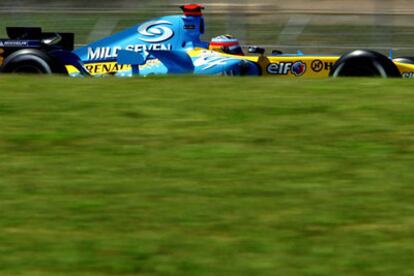 Alonso conduce su Renault durante los entrenamientos libres de ayer.