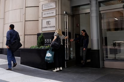 Empleados de la agencia de cooperación al desarrollo de Estados Unidos (USAID) abandonaban uno de los edificios de la organización en Washington tras ser despedidos en marzo.