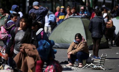 Manifestantes acampan en el centro de Buenos Aires para exigir que se declare la emergencia alimentaria.