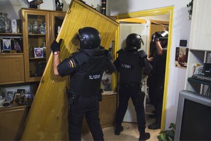 La policía ha tenido que arrancar la puerta del domicilio de María Isabel Romero para llevar a cabo del desahucio. La vivienda de María Isabel es propiedad de la Empresa Municipal de Vivienda y Suelo (EMVS).