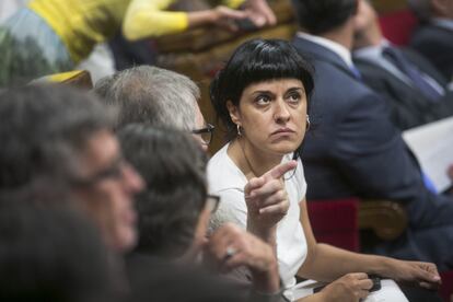 Anna Gabriel conversa amb companys del seu partit.