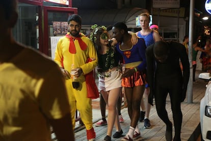 Les disfresses són obligades la nit del Saloufest. A la imatge, un pollastre fent 'botellón', una noia adornada amb plantes, un noi vestit de Superwoman i una figura fosca.