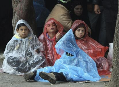 Uno de los puntos donde se ha producido una mayor presión en los últimos días ha sido en localidad serbia de Presevo, cerca de la frontera con la Antigua República Yugoslava de Macedonia. Los datos recogidos por MSF el pasado viernes 16 de octubre indicaban que un promedio de 5.000 personas cruzan por la zona cada día. La mayoría de ellas permanecían haciendo cola, incluso bajo fuertes aguaceros, durante días enteros sin el mínimo acceso a alimentación, agua, refugio o aseo. En la imagen, niños refugiados se protegen de la lluvia mientras esperan para ser registrados en el centro de Presevo, Serbia, el 20 de octubre de 2015.