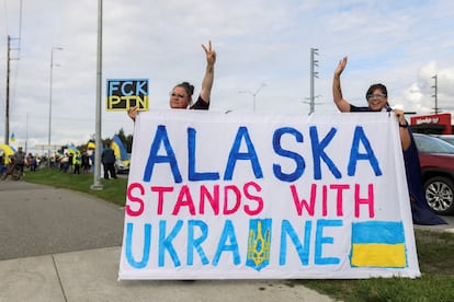 Dos manifestantes sujetan sendos carteles en apoyo a Ucrania y rechazo a Putin, este jueves, en Anchorage, Alaska, con motivo de la reunión entre Donald Trump y el presidente ruso. 
