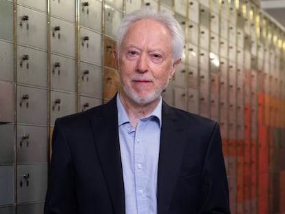 El nobel de Literatura J. M Coetzee deja su legado en la Caja de las Letras del Instituto Cervantes, en Madrid, el 7 de julio de 2023.