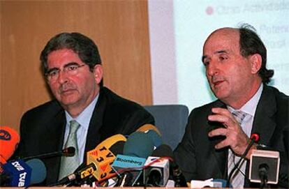 José Luis López de Silanes (a la izquierda) y Antoni Brufau, en la conferencia de prensa del pasado lunes.