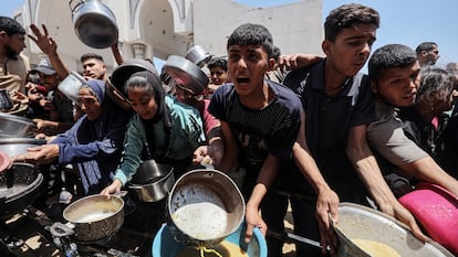 Palestinos acuden en masa a recibir comidas distribuidas por organizaciones humanitarias, en la Franja, el 23 de mayo.