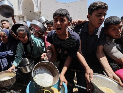 Palestinos acuden en masa a recibir comidas distribuidas por organizaciones humanitarias, en la Franja, el 23 de mayo.