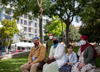 Familias de Badalona a quienes el Ayuntamiento ha avisado de que deben abandonar el albergue o los pisos donde fueron alojados tras perder sus viviendas.