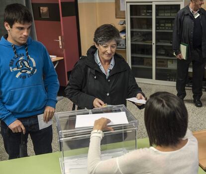 Laura Mintegi, candidata de EH Bildu a lehendakari, ha votado en torno a las 11 de la mañana en el Instituto Julio Caro Baroja de Algorta, en el municipio vizcaíno de Getxo. Ha estado acompañada por su hijo Beñat (en la foto) que votaba por primera vez