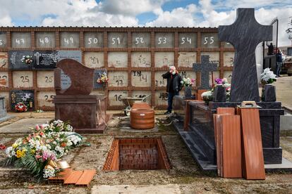 Julián Fernández asiste al funeral de su madre en abril de 2020 en Zarza de Tajo, Cuenca.