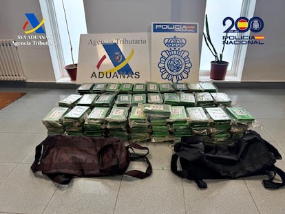 Fotografía remitida por la Agencia Tributaria sobre el cargamento de 150 kilos de cocaína incautados en Vigo.