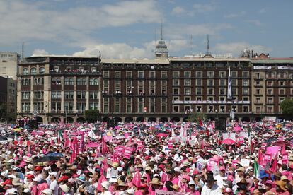 La manifestación contra la aprobación de la reforma electoral, concluyó menos de una hora después de su convocatoria. El himno nacional ha sido el encargado de dar cierre a la protesta. En la imagen, miles de personas convocadas por la oposición durante la manifestación de este domingo.  