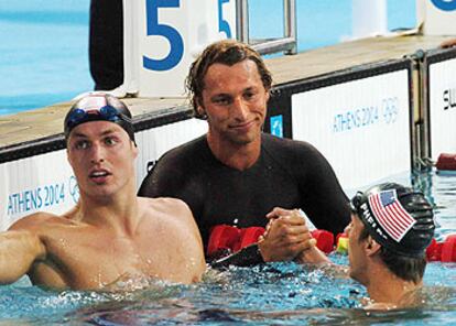 Ian Thorpe (en el centro) recibe la felicitación de Michael Phelps, junto a Pieter van den Hoogenband.