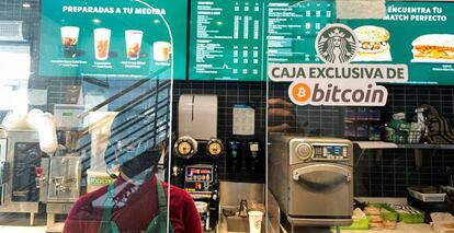 Caja exclusiva de bitcóins en un Starbucks de San Salvador, este martes.