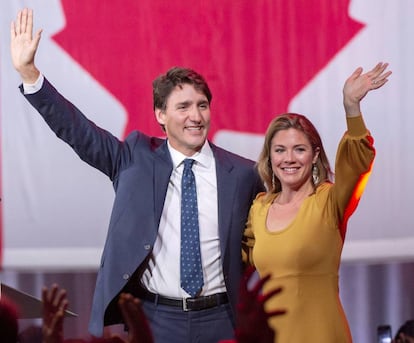 Justin Trudeau e sua esposa, Sophie Grégoire Trudeau, comemoram a vitória.