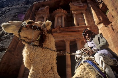 Una ciudad entera directamente esculpida, excavada en la tierra. Petra se mantuvo viva desde el siglo VIII antes de Cristo hasta el VI después de Cristo, cuando fue abandonada a causa de los terremotos y la inactividad de las rutas comerciales que la habían hecho prosperar. El Deir es uno de los edificios más característicos de Petra, como si a alguien se le hubiera ocurrido reinterpretar la arquitectura clásica cincelando una montaña de arenisca con forma de entrada a un templo de la acrópolis. Lo mismo sucede con el Khazné o Tesoro, mejor conservado y que se contempla de sopetón, en el centro de una enorme roca, tras caminar por un sendero angosto entre dos peñas. Las fachadas de los edificios de Petra llegan a medir más de 40 metros de alto. Lo que más abunda en las construcciones que conocemos son las tumbas, pero también nos damos de bruces en pleno recorrido con un teatro romano, consecuencia de la conquista de Petra hacia el siglo I antes de Cristo. La entrada depende de si pernoctas en Jordania o entras y sales de sus fronteras en el día solo para ver el complejo monumental: 65 euros si pasas la noche en Jordania, 115 si no.