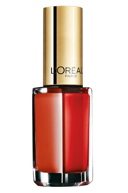 Rojo coral de la gama Color Riche Le Vernis de L'Oréal Paris en el tono Dating Coral. Cuesta 5,99 euros.