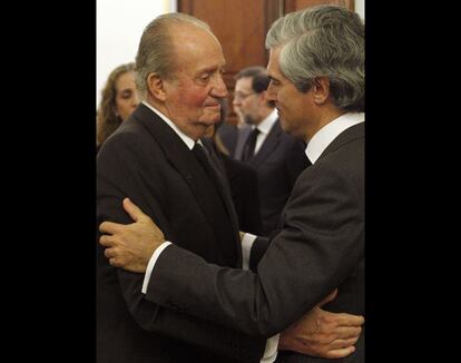 El rey Juan Carlos da el pésame a Adolfo Suarez Illana por el fallecimciento de su padre, el expresidente Adolfo Suárez.