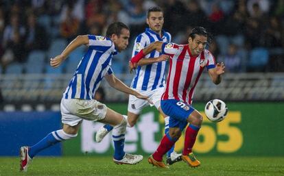 Falcao pelea un bal&oacute;n con Mikel Gonz&aacute;lez.