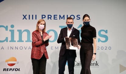 Carlos Sánchez, presidente y fundador de Snippet, y Laura de la Fuente, consejera delegada de la compañía (a la derecha), recogen el premio a la statup más innovadora de manos de Marieta Jiménez, regional vicepresidente Europe de Merk Biopharma.