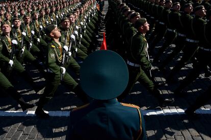 Soldados rusos durante el desfile militar por el Día de la Victoria en la plaza Roja de Moscú.