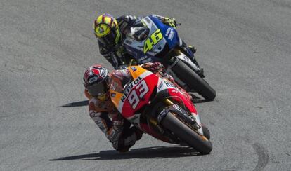 Marc Márquez rueda delante de Valentino Rossi en Laguna Seca.