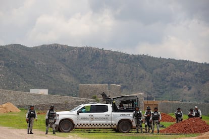 Una patrulla de la Guardia Nacional resguarda el inmueble en donde familias buscadoras y elementos de la fiscalía trabajan una excavación.