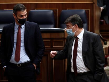 El presidente del Gobierno, Pedro Sánchez, y el portavoz del PNV Aitor Esteban, conversan este miércoles tras la intervención del líder de Vox, Santiago Abascal, en la moción de censura en el Congreso de los Diputados.