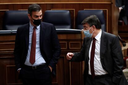 El presidente del Gobierno, Pedro Sánchez, y el portavoz del PNV Aitor Esteban, conversan este miércoles tras la intervención del líder de Vox, Santiago Abascal, en la moción de censura en el Congreso de los Diputados.