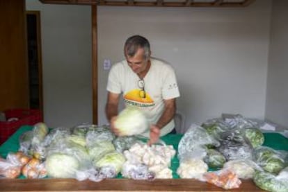 Um agricultor assentado vende seus produtos na feira do centro de Laranjeiras do Sul.