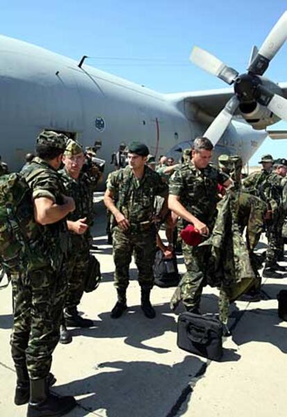 Los primeros soldados españoles llegan al aeropuerto de Beirut.