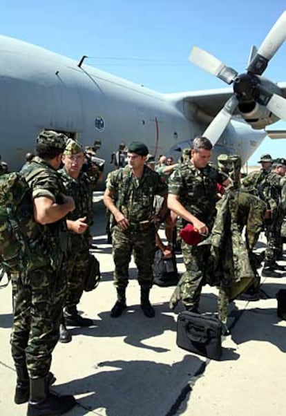 Los primeros soldados españoles llegan al aeropuerto de Beirut.