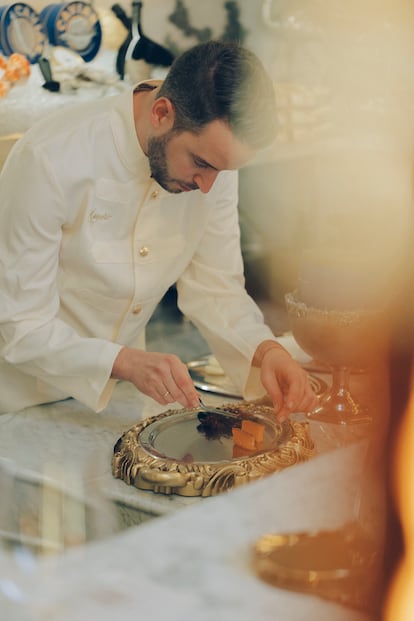 Jesús Castedo, capocuoco, prepara un boccone di caviale.