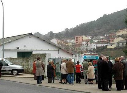 Amigos y familiares de la niña, ayer, en las puertas de la fábrica donde ocurrió el accidente.