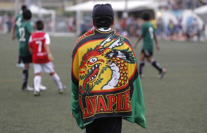 Luis Serrano, entrenador de Dragones de Lavapiés, con una bandera del equipo.