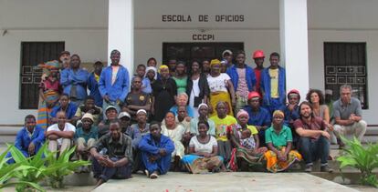 Miembros de la Fundación Ibo posan junto a alumnos y profesores de la Escuela de Oficios de Ibo. 