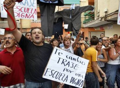 Centenares de personas protestaron ayer contra Francisco Camps frente al Auditorio de Alaquàs, donde se celebraba un acto del PP.
