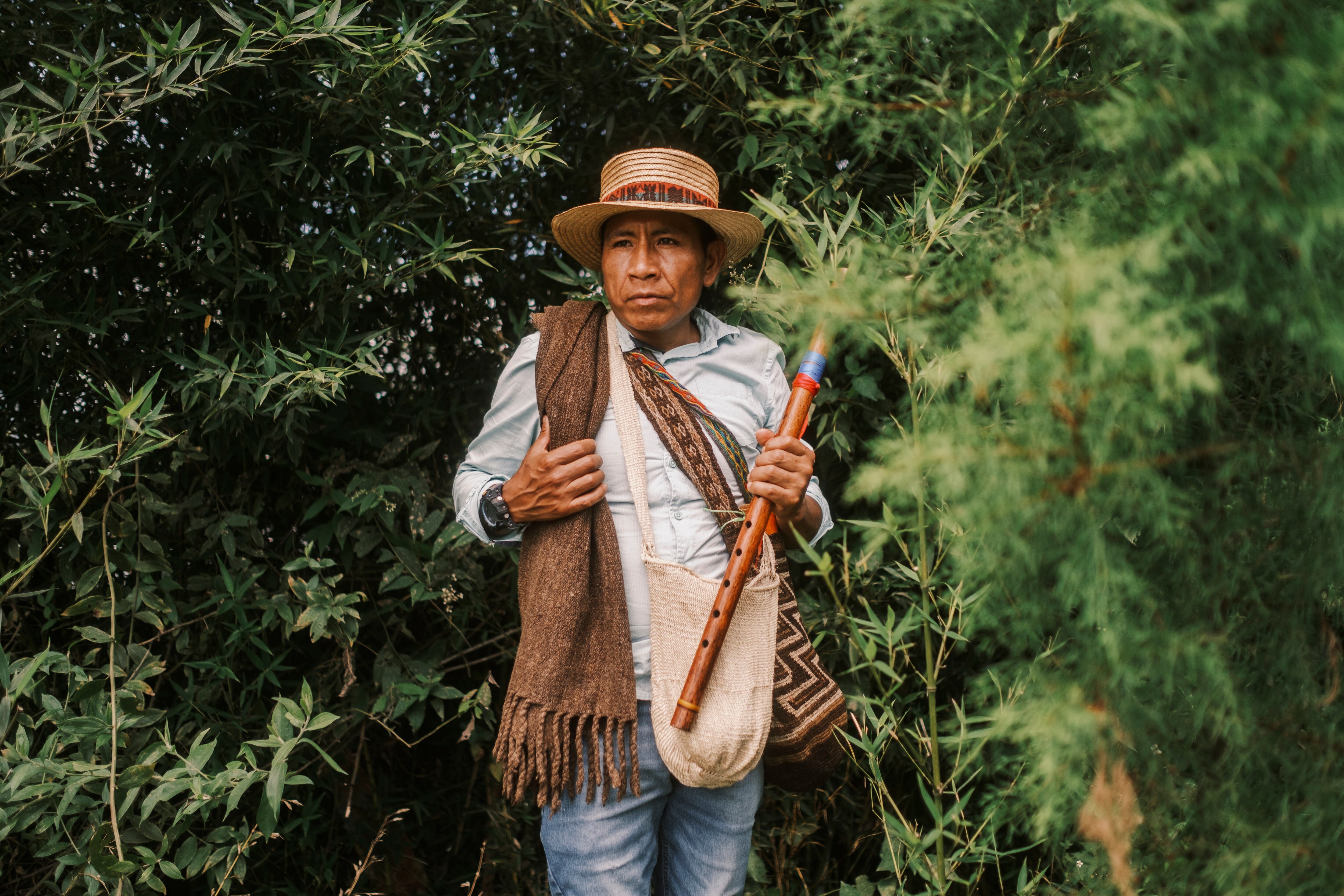 Orlando Baicué, indígena y guía espiritual del pueblo Nasa, en el resguardo Cofradía, en Cajibío, Cauca.